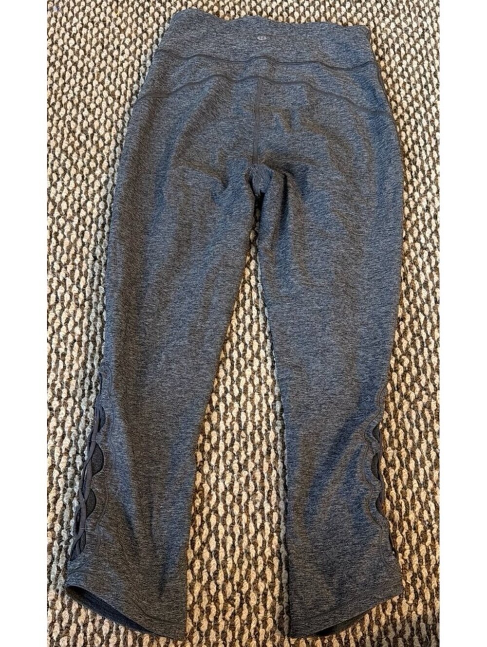 LULULEMON TIED TO IT CROP IN HEATHERED BLACK/DARK CARBON SIZE 6